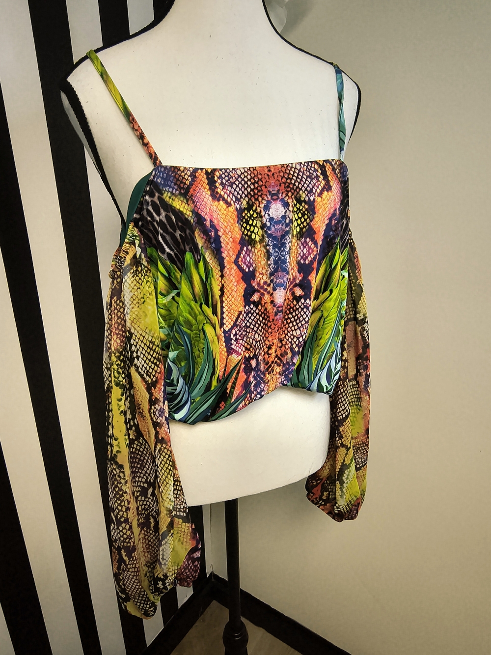 Venus Cold-Shoulder Cropped Print Top in Multicolor Size S - Picture 3 of 4